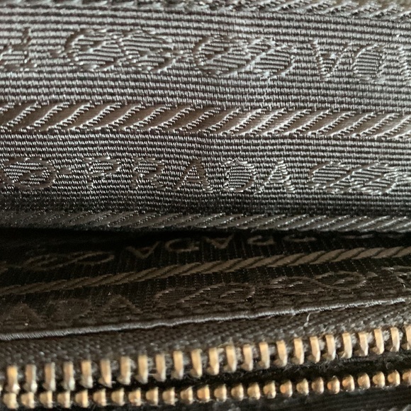 Authentic Prada black Saffiano-trimmed Vela wallet - Picture 9 of 10